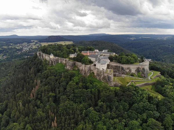 ドイツのザクセン スイスにあるドレスデン近郊の丘の上にある要塞 ザクセン バスティーユ ヨーロッパ最大の丘の上にある要塞の一つです — ストック写真
