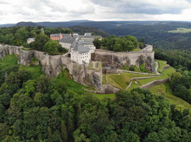 Knigstein Kalesi 'nin havadan görünüşü, Almanya' nın Sakson İsviçre bölgesindeki Dresden yakınlarındaki bir tepe kalesi olan 