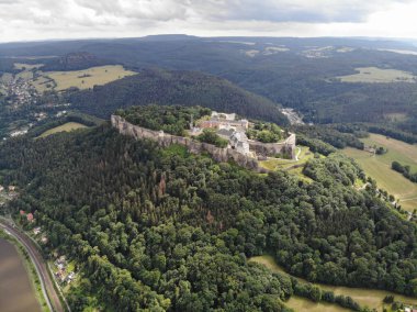 Knigstein Kalesi 'nin havadan görünüşü, Almanya' nın Sakson İsviçre bölgesindeki Dresden yakınlarındaki bir tepe kalesi olan 