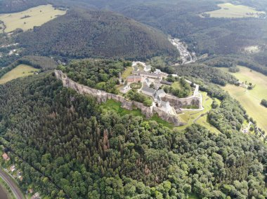 Knigstein Kalesi 'nin havadan görünüşü, Almanya' nın Sakson İsviçre bölgesindeki Dresden yakınlarındaki bir tepe kalesi olan 