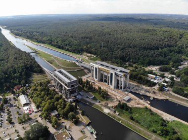 Brandenburg, Oder-Havel Kanalı 'ndaki Niederfinow Boat Lift' in hava görüntüsü.
