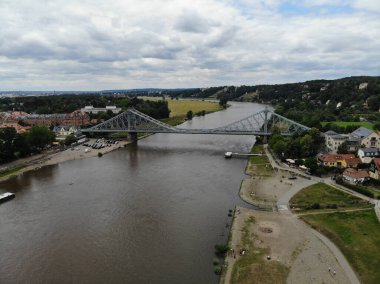 Loschwitz Köprüsü 'nün (mavi merak) havadan görünüşü, Elbe Nehri üzerindeki bir kantilever köprüsü, Dresden, Saksonya, Almanya' da Loschwitz ve Blasewitz şehirlerini birbirine bağlıyor..