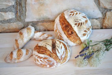 Küçük baget ekmekli ev yapımı buğday ekmeği; taş zemin 