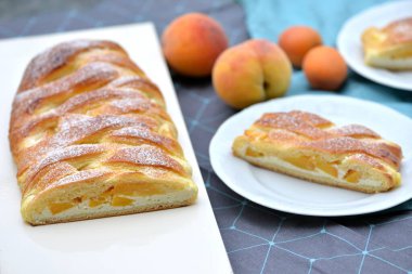 Ev yapımı maya keki; süzme peynirli ekmek ruloları ve kayısı ve şeftali dilimleri ile yaz meyveleriyle doldurulmuş brioche hamur.
