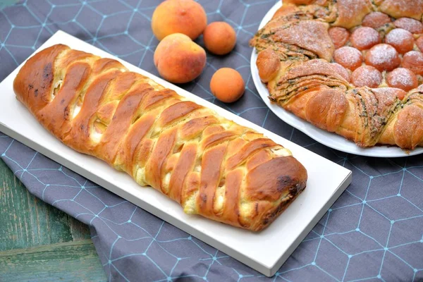 家庭烘焙的酵母蛋糕 面包卷 面包卷上有奶酪 杏仁和桃子 烤面团 盘子里塞满了夏天的水果 — 图库照片
