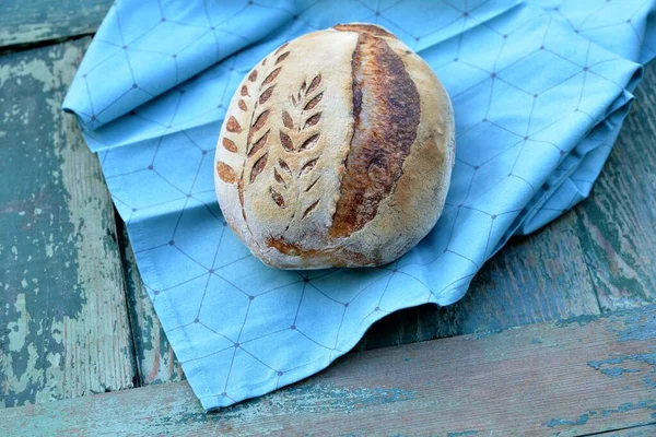 生地に種を入れた自家製のクラスト小麦のパン 木の板を背景に — ストック写真