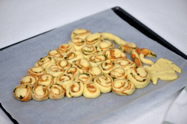 Brioche üzümü: Fıstık ezmesi ve nane ile doldurulmuş maya hazır maya keki / ekmek ruloları, üzüm şeklinde örülmüş ekmek çörekleri.