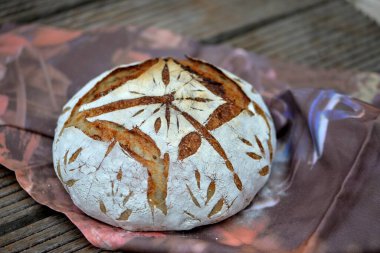 Kabuklu ev yapımı muzlu ekmek, buğday ve çavdar unlu; muz püresi ve kabak tohumlu ekmek.