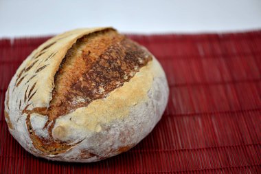 Ev yapımı buğday ekmeği; bordo tahtasında ekşi ekmek.