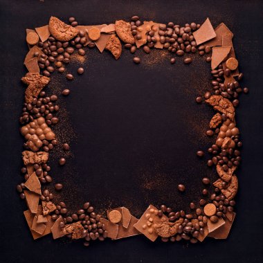 Yaratıcı konsept fotoğraf çerçevesinin çikolata siyah arka plan üzerine yapılmış.