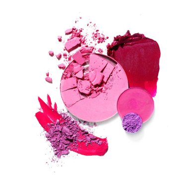 Beyaz arkaplanda kozmetik örneklerinin yaratıcı konsept fotoğrafı.