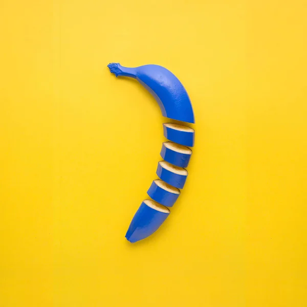 Fotografia Natura Morta Creativa Taglio Banana Blu Sfondo Giallo — Foto Stock