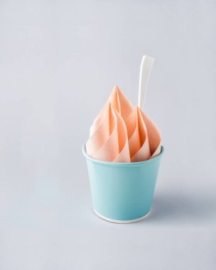 Yaratıcı konsept fotoğraf kağıt paketler gri arka plan üzerinde dondurma sepeti.