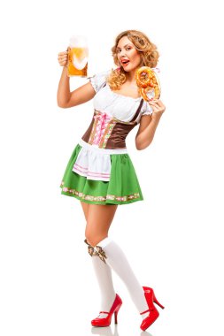 Bira ve beyaz arka plan üzerinde izole kraker ile geleneksel Bavyera kostüm giyen Oktoberfest garson yaratıcı konsept fotoğraf.