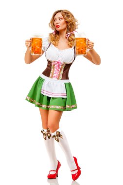 Beyaz arka plan üzerinde izole bira ile geleneksel Bavyera kostüm giyen Oktoberfest garson yaratıcı konsept fotoğraf.