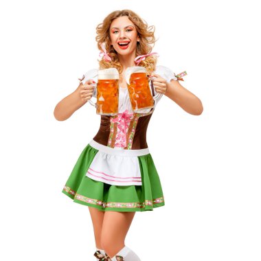 Beyaz arka plan üzerinde izole bira ile geleneksel Bavyera kostüm giyen Oktoberfest garson yaratıcı konsept fotoğraf.