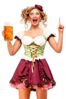 Beyaz arka plan üzerinde izole bira ile geleneksel Bavyera kostüm giyen Oktoberfest garson yaratıcı konsept fotoğraf.