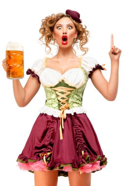 Beyaz arka plan üzerinde izole bira ile geleneksel Bavyera kostüm giyen Oktoberfest garson yaratıcı konsept fotoğraf.