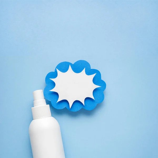 Fotografie Kreativní Koncept Kosmetické Láhve Krásnými Kapaliny Papíru Modrém Pozadí — Stock fotografie