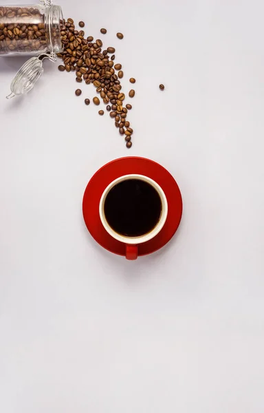 Kreativa Koncept Foto Kaffekopp Och Flaskan Med Bönor Grå Bakgrund — Stockfoto