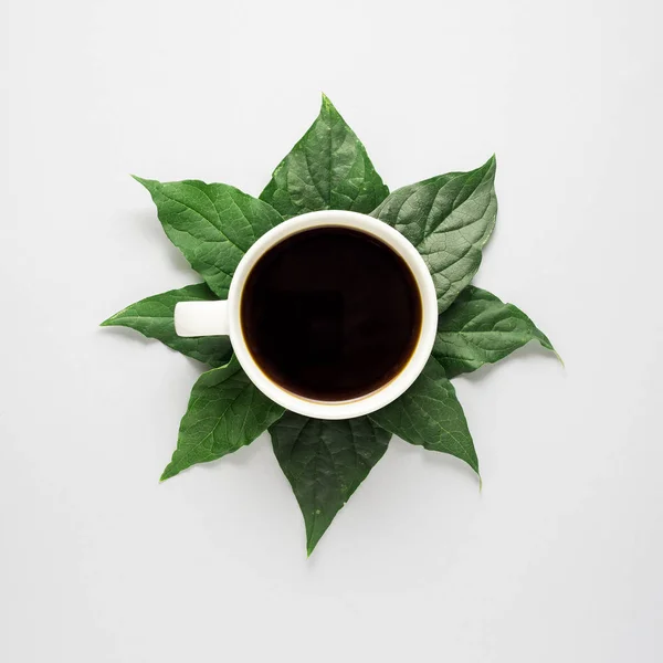 Kahve Kupası Ile Yaratıcı Konsept Fotoğraf Gri Arka Plan Üzerinde — Stok fotoğraf