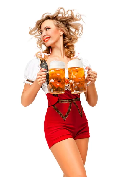 白い背景で隔離のビールと伝統的なバイエルンの衣装を着てオクトーバーフェスト ウェイトレスのクリエイティブのコンセプト写真 — ストック写真
