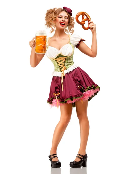 创意概念照片的啤酒节服务员穿着传统的巴法力亚服装与啤酒和椒盐脆饼在白色背景下分离 — 图库照片