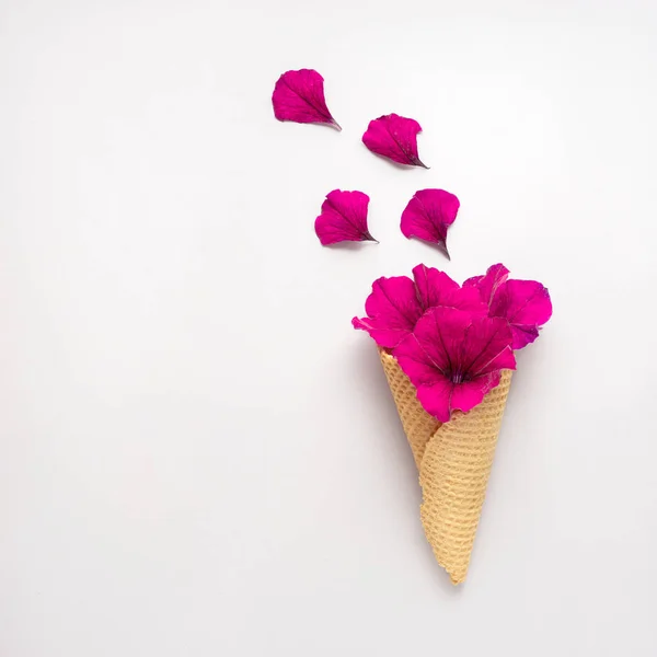 Kreatives Konzept Foto Von Eis Waffelkegel Mit Blumen Auf Grauem — Stockfoto