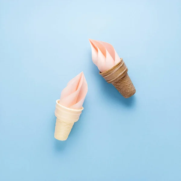 아이스크림 파란색 배경에 시작의 크리에이 — 스톡 사진