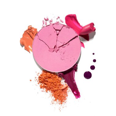 Beyaz arkaplanda kozmetik örneklerinin yaratıcı konsept fotoğrafı.