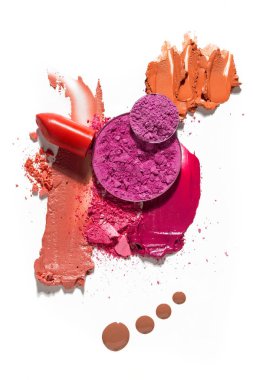 Beyaz arkaplanda kozmetik örneklerinin yaratıcı konsept fotoğrafı.