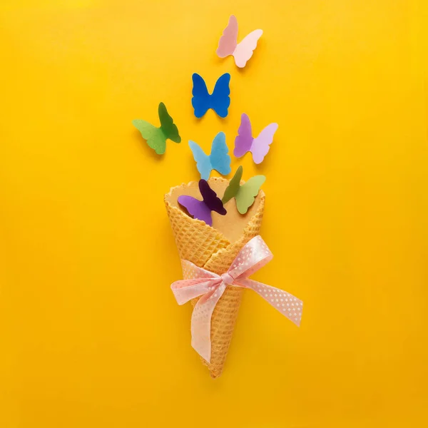 Concepto Creativo Foto Helado Cono Gofre Con Mariposas Papel Sobre — Foto de Stock