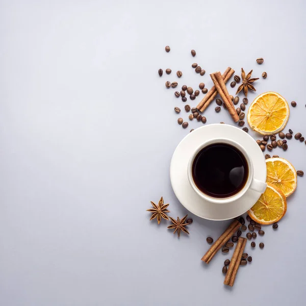 Kreativa Koncept Foto Kopp Kaffe Med Bönor Kanel Och Torka — Stockfoto