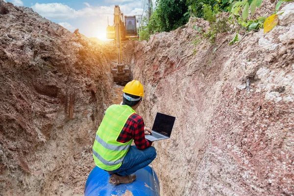 Ingegnere Usura Sicurezza Uso Uniforme Laptop Esaminando Scavo Tubo Drenaggio — Foto Stock