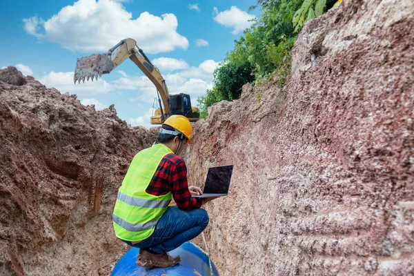 Ingénieur Usure Uniforme Sécurité Utilisation Ordinateur Portable Examen Excavation Tuyau — Photo