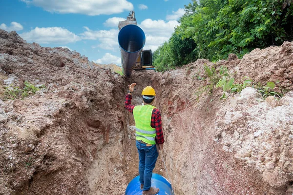 Ingenieur Slijtage Veiligheidsuniform Houden Een Laptop Onderzoeken Opgraving Drainage Pipe — Stockfoto