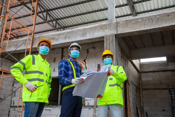 Asiatiska Ingenjörsteamet Introducerar Och Övervakar Arbetare Att Bygga Ett Hus — Stockfoto