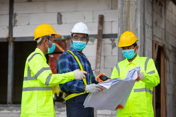 Asiatisk Ingenjörsteam Introduktion Arbetare För Att Bygga Ett Hus Byggarbetsplatsen — Stockfoto