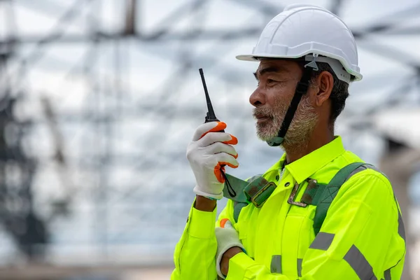 Ingegnere Tecnico Senior Asiatico Che Osserva Controllo Della Costruzione Nella — Foto Stock