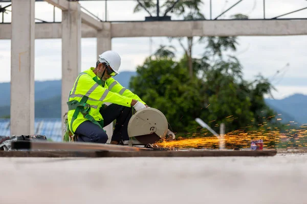 Asiatisk Äldre Arbetare Skär Stål Takstolsbyggarbetsplatsen — Stockfoto