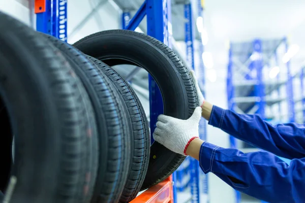 Pneus Novos Que Trocam Pneus Centro Reparo Automóveis Borrão Estoque — Fotografia de Stock