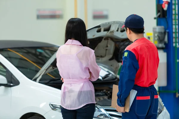 Ázsiai Mechachic Ellenőrzi Egy Autó Motor Jelentse Kár Jármű Ügyfél — Stock Fotó