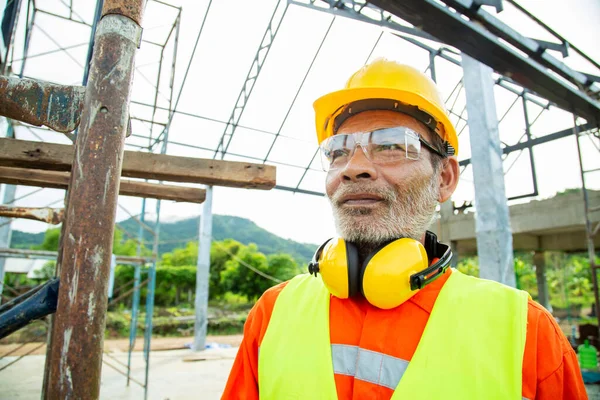 Ázsiai Vezető Mérnök Sisakot Biztonsági Ruhát Visel Ház Építkezésén Munkaképes — Stock Fotó