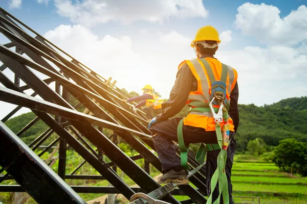 Asiatico Lavoratore Usura Attrezzature Altezza Sicurezza Installare Tetto Caduta Dispositivo — Foto Stock