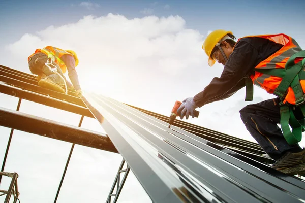 Asiatische Arbeiter Tragen Sicherheitsausrüstung Das Dach Installieren Sturzsicherung Für Arbeiter — Stockfoto