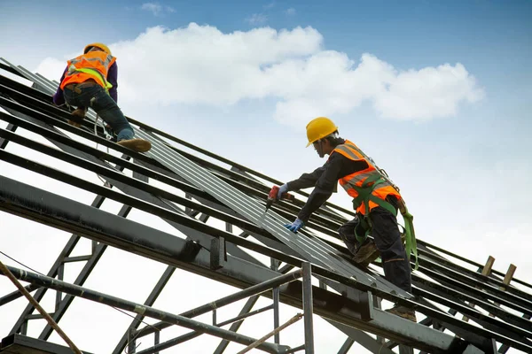 Trabalhador Asiático Usar Equipamentos Altura Segurança Para Instalar Telhado Dispositivo — Fotografia de Stock