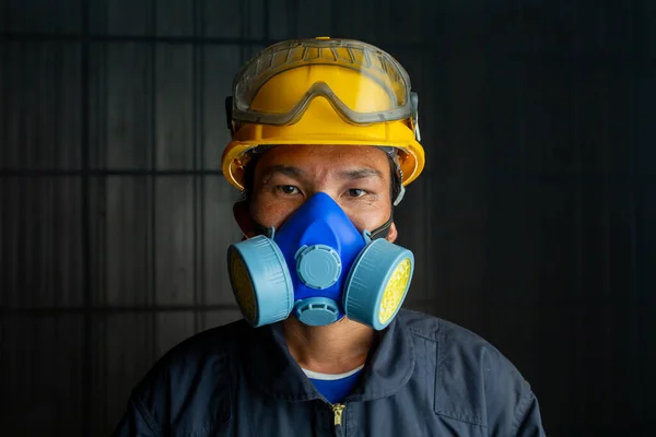 Ασιάτης Εργάτης Φοράει Αναπνευστήρα Καπνιστή Τοξική Ατμόσφαιρα Εικόνα Δείχνει Σημασία — Φωτογραφία Αρχείου