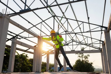 İnşaat işçileri yükseklerden düşerler ama yardım etmek için güvenlikleri vardır. İnşaat sahasında güvenlik varken, tehlikenin yüksek olmasını önleme kavramı.