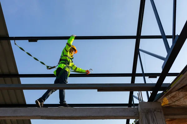 Aziatische Werknemer Draagt Veiligheid Hoogte Apparatuur Het Dak Installeren Bouwplaats — Stockfoto