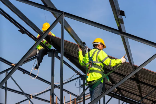 Trabalhador Asiático Construção Telhado Usar Equipamentos Altura Segurança Para Instalar — Fotografia de Stock